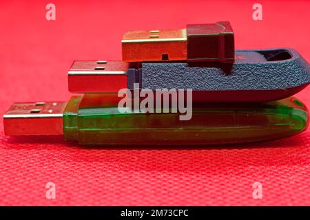 Gros plan, rogné, CopySpace : vue latérale de trois clés USB empilées l'une sur l'autre Banque D'Images