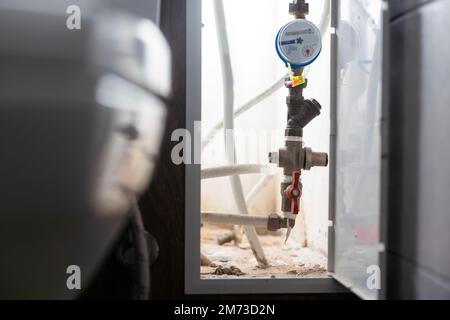 Compteurs d'eau installés sur le tuyau et scellés. Banque D'Images
