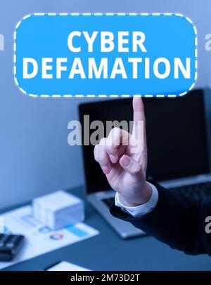 Signe écrit à la main Cyber Defamation. Les calomnies de vitrine d'affaires menées par le biais de médias numériques habituellement par Internet Banque D'Images