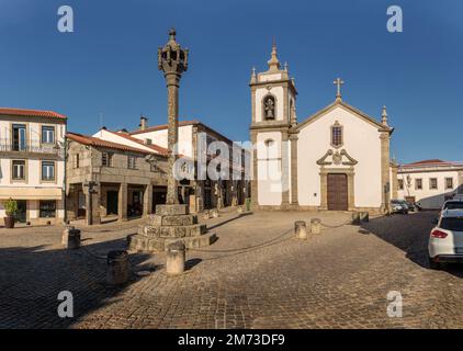 Vue sur le pilori et l'église de São Pedro dans le centre historique de la ville de Trancoso au Portugal. Banque D'Images