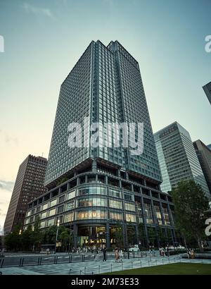 Un cliché vertical du bâtiment Shin Marunouchi, gratte-ciel dans des quartiers spéciaux de Tokyo, au Japon Banque D'Images