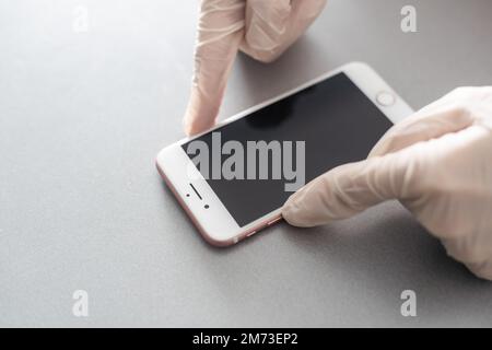 mains maintenant enfoncées les touches du smartphone Banque D'Images