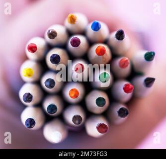 Zoom crayon, couleur et papeterie avec fournitures scolaires ou artistiques vue du dessus, dessin avec outils d'éducation et d'écriture créative. Créativité, arc-en-ciel et Banque D'Images
