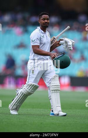 7th janvier 2023 ; Sydney Cricket Ground, Sydney, NSW, Australie : International Cricket Third Test, Australia versus South Africa Day 4 ; Khaya Zondo, d'Afrique du Sud, se rend au pavillon après avoir été licencié LBW pour 39 courses Banque D'Images