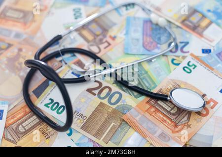 Devise européenne Sick concept: Stéthoscope sur les billets en euros Banque D'Images