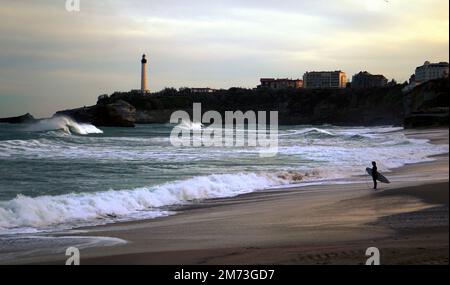 Surfeur à l'aube à Biarritz en France Banque D'Images