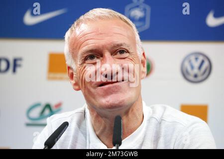 Après avoir atteint le but fixé par Noël le Graët lors de la coupe du monde, c'est-à-dire en demi-finale, Didier Deschamps a eu la chance de rester en charge de l'équipe française. La question principale était la durée de la prolongation : alors qu'une option aurait été de poursuivre le bail jusqu'à l'Euro 2024, Deschamps a obtenu un engagement jusqu'à juillet 2026 et la prochaine coupe du monde. La FFF a rendu la nouvelle officielle dans une déclaration publiée samedi - DOSSIER - l'entraîneur en chef de la France Didier Deschamps regarde pendant qu'il donne une conférence de presse à Clairefontaine-en-Yvelines sur 3 septembre 2018, dans le cadre de la préparation de l'équipe française Banque D'Images