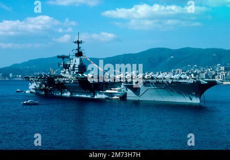 Le cinquième USS Independence (CV/CVA-62) était un porte-avions de la Marine des États-Unis. Elle a été la quatrième et dernière membre de la classe Forrestal de superporteurs conventionnels. Elle est entrée en service en 1959, avec une grande partie de ses premières années passées dans la flotte méditerranéenne. L'indépendance a été mise hors service en 1998 après 39 ans de service actif. Stockée ces dernières années au chantier naval de Puget Sound, Bremerton, Washington, l'ex-Independence a été remorquée à partir du 10 mars 2017 à Brownsville, Texas pour mise au rebut. Elle est arrivée le 1 juin 2017 et le démantèlement a été achevé au début de 2019. Banque D'Images