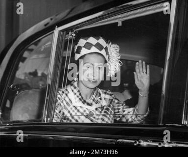 QUEENSLAND, AUSTRALIE - 1970 - la reine Elizabeth II ( 1926-2022 ) agitant la foule dans le Queensland, Australie pendant sa visite en 1970 - photo: Geopix Banque D'Images