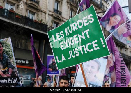 Paris, France. 7th janvier 2023. Jan Schmidt-Whitley/le Pictorium - hommage à Paris aux militants kurdes Sakine, Fidan et Leyla - 7/1/2023 - France / Paris / Paris - Signez avec les mots: 'Les Kurdes exigent la justice'. Plusieurs dizaines de milliers de Kurdes de toute l'Europe se sont réunis à Paris en mars dans une tressa de la Gare du Nord à la place de la République. Cette marche annuelle, qui réunit la communauté kurde depuis 2013, vient peu après le choc du meurtre de trois Kurdes dans le centre de Paris en décembre 2022. Credit: LE PICTORIUM / Alamy Live News Banque D'Images