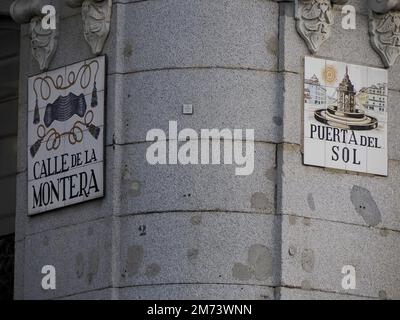 MADRID, ESPAGNE - 14 DÉCEMBRE 2022 : panneau de nom de rue Puerta del sol à Madrid, capitale de l'Espagne réputée pour ses riches dépôts d'art européen Banque D'Images