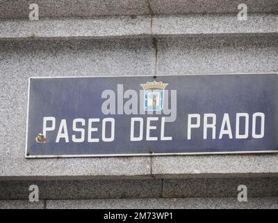 MADRID, ESPAGNE - 14 DÉCEMBRE 2022: Rue paseo del prado nom signe à Madrid, capitale de l'Espagne réputée pour ses riches dépôts d'art européen Banque D'Images