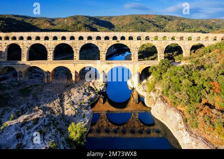 Vue aérienne du célèbre Pont du Gard, ancien aqueduc romain de France, en Europe Banque D'Images