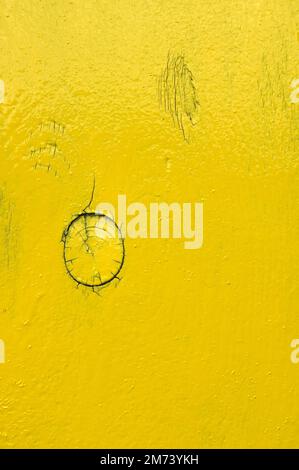 Planche en bois avec nœud et fines fissures peintes en jaune vif Banque D'Images