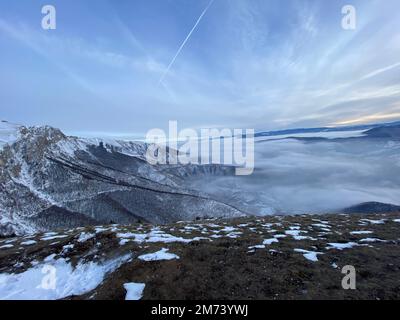 Une scène de paysage de la montagne valasique enneigée en Bosnie-Herzégovine sous un ciel nuageux et spectaculaire Banque D'Images