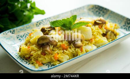 Riz frit au curry, aux légumes et à la seiche. Banque D'Images