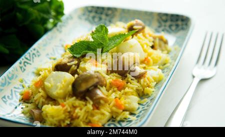 Riz frit au curry, aux légumes et à la seiche. Banque D'Images