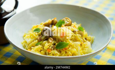 Riz frit au curry, aux légumes et à la seiche. Banque D'Images