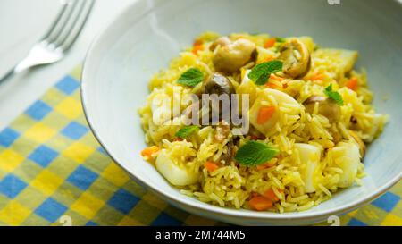 Riz frit au curry, aux légumes et à la seiche. Banque D'Images