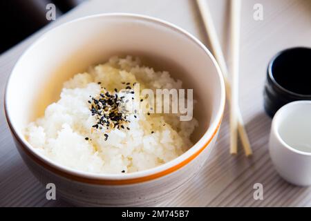 Bol avec riz blanc cuit. Banque D'Images