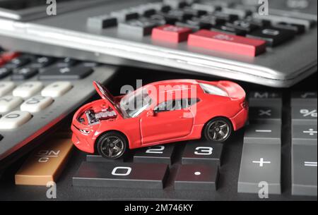 MODÈLE VOITURE TRICORPS AVEC CAPOT SURÉLEVÉ ET CALCULATRICES RÉPARATION DE VOITURES PANNES GARAGE COÛTS PRIX FIABILITÉ MOTEUR ETC UK Banque D'Images