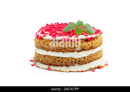 Dessert maison en couches avec crème fouettée et arrosettes en forme de coeur isolées sur blanc Banque D'Images