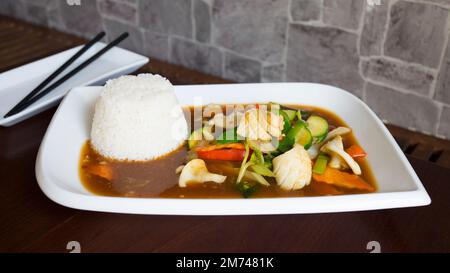 Assiette combinée asiatique avec poisson servi avec du riz ou des noddles. Plat avec calamar cuit dans un restaurant de Tokyo. Banque D'Images