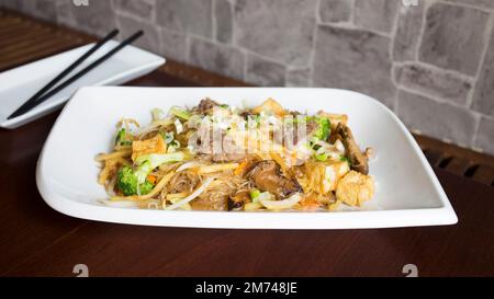 Assiette combinée asiatique avec bœuf, nouilles, riz et légumes. Banque D'Images