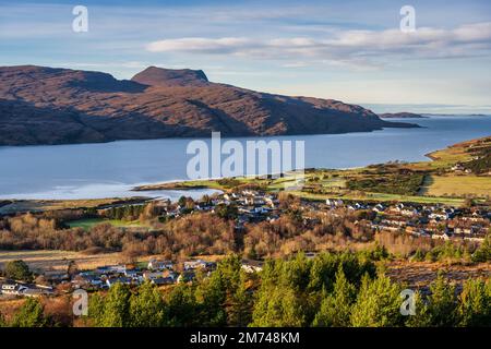 Vue sur le Loch Broom jusqu'à la mer dégagée depuis Ullapool Hill (Meall Mor) - Ullapool, Wester Ross, Highland, Écosse, Royaume-Uni Banque D'Images