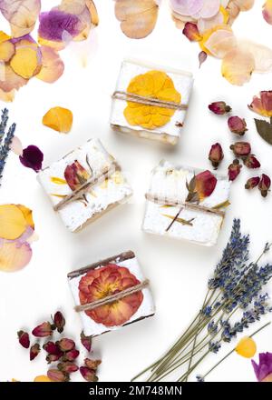 Savon maison naturel enveloppé de papier à fleurs pressé fait main. Idée de cadeau d'entreprise ou personnelle. Cadeau pour la fête des femmes, la Saint-Valentin, la fête des mères. Banque D'Images