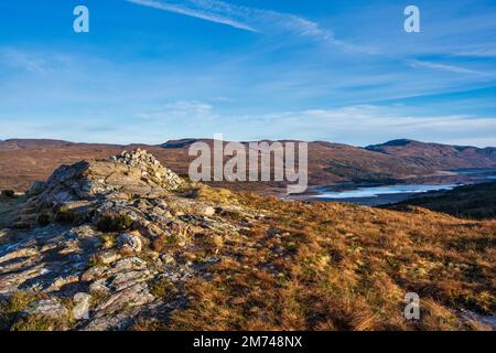 Vue depuis le sommet de Meall Mor (colline d'Ullapool) vers l'est jusqu'au Loch Achall et aux montagnes environnantes - Wester Ross, Highland, Écosse, Royaume-Uni Banque D'Images