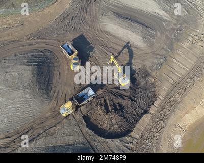 Vue aérienne des premières étapes de construction sur cet immense site de construction, montrant de grands équipements de terrassement. Banque D'Images