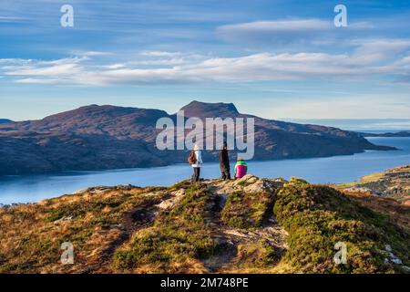 Randonneurs au sommet de Meall Mor (colline d'Ullapool), surplombant le Loch Broom jusqu'à la mer ouverte lointaine - Wester Ross, Highland, Écosse, Royaume-Uni Banque D'Images