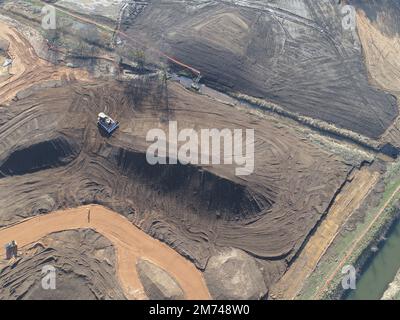 Des éléments d'aménagement paysager sont construits sur cet immense site de construction à grande échelle, vu d'en haut. Banque D'Images