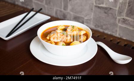 Soupe aux crevettes dans un restaurant traditionnel au Japon. Banque D'Images