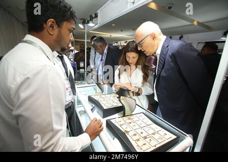 (230107) -- COLOMBO, le 7 janvier 2023 (Xinhua) -- les gens visitent un kiosque de pierres précieuses et de bijoux au salon FACETS Sri Lanka Premier Edition à Colombo, Sri Lanka, le 7 janvier 2023. (Photo par Ajith Perera/Xinhua) Banque D'Images