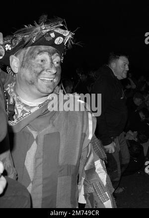 Haxey, North Lincolnshire, Royaume-Uni - 01 06 2023: The Haxey Hood Fool appréciant l'ancien jeu entre villages lors de la reconstitution annuelle. Banque D'Images