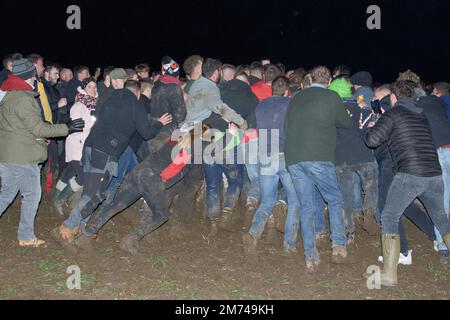 Haxey, North Lincolnshire, Royaume-Uni - 01 06 2023: Le vent de Haxey Hood prend de l'ampleur tandis que les équipes de Haxey et de Westwoodside se joignent à la mêlée. Banque D'Images