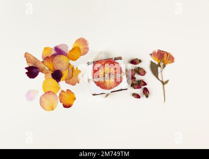 Savon maison naturel enveloppé de papier à fleurs pressé fait main. Idée de cadeau d'entreprise ou personnelle. Cadeau pour la fête des femmes, la Saint-Valentin, la fête des mères. Banque D'Images