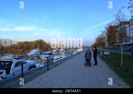 12 novembre 2022 - Werder/Havel dans le Brandebourg, Allemagne: Les gens apprécient la marina Banque D'Images