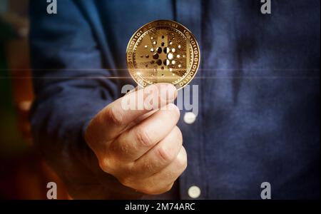 Cardano ADA crypto-monnaie d'or à la main concept abstrait Banque D'Images