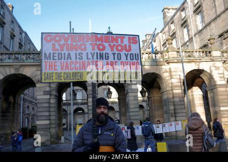 Édimbourg, Écosse, Royaume-Uni. 7th janvier 2023. L'Écosse contre le rassemblement de Lockdown à l'extérieur de St. Cathédrale de Giles sur le Royal Mile. Campagne qui dit NON aux Écossais et au Royaume-Uni Loi de 2020 sur le coronavirus, NON aux masques obligatoires et NON aux vaccins obligatoires. Crédit : Craig Brown/Alay Live News Banque D'Images