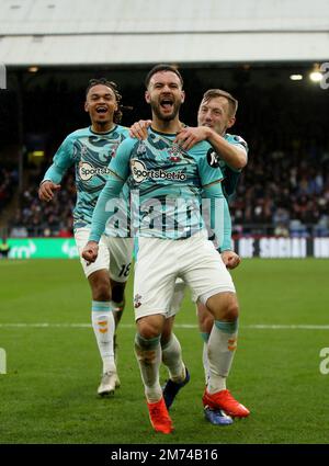 Adam Armstrong (au centre) de Southampton célèbre avec James Ward-Prowse (à droite) et Sekou Mara (à gauche) après avoir marqué son deuxième but du match lors du troisième tour de la coupe Emirates FA à Selhurst Park, Londres. Date de la photo: Samedi 7 janvier 2023. Banque D'Images