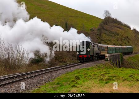 Corfe Castle Dorset, Royaume-Uni. 7th janvier 2023. L'hiver s'échauffe un événement nostalgique se déroule le week-end avec un mélange de trains de voyageurs à vapeur et diesel voyageant entre Swanage et Norden. 34070, Manston, train à vapeur voyage à travers la belle campagne du Dorset en passant par le château de Corfe lors d'une journée gris humide et venteuse. Crédit : Carolyn Jenkins/Alay Live News Banque D'Images