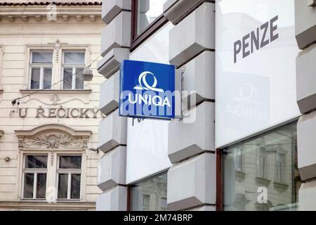 PRAGUE, RÉPUBLIQUE TCHÈQUE - 13 NOVEMBRE 2022 : bannière de la compagnie d'assurance UNIQA sur sa succursale à Prague Banque D'Images