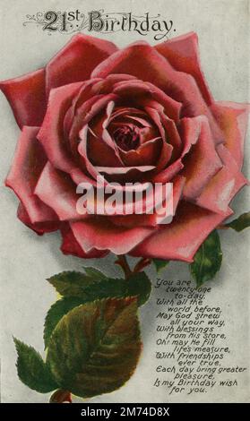 Une carte de voeux d'anniversaire antique, 1919, 21st. Carte attrayante décorée d'une rose rose et avec le verset "vous êtes vingt-et-un au jour le jour, avec tout le monde avant, Mai Dieu a strw tout votre chemin, avec des bénédictions de son magasin, Oh! Qu’il remplisse la mesure de la vie, avec des amitiés toujours vraies, apporte chaque jour plus de plaisir, est mon souhait d’anniversaire pour vous. » Banque D'Images