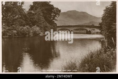 Callander, Écosse. Une carte postale vintage intitulée "Callender Bridge and Ben Ledi". Il dépeint le pont au-dessus de la rivière Teith et de la montagne Ben Ledi au loin. Callander est une petite ville de Stirling, en Écosse. Banque D'Images