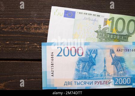 Billets en euros, billets en roubles russes sur fond noir. Papier peint affaires et finances Banque D'Images