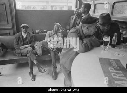 Londres. Fin 1960s. Un groupe d'amis qui se socialisent au pub Duke of Wellington, situé à l'angle de Portobello Road et Elgin Crescent, dans le quartier de Notting Hill du Royal Borough de Kensington et Chelsea, dans l'ouest de Londres. Banque D'Images