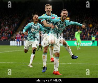 Adam Armstrong (à droite) de Southampton célèbre avec James Ward-Prowse (au centre) et Sekou Mara (à gauche) après avoir marqué son deuxième but du match lors du troisième tour de la coupe Emirates FA à Selhurst Park, Londres. Date de la photo: Samedi 7 janvier 2023. Banque D'Images